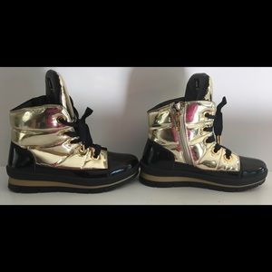 Women’s Waterproof metallic gold Italy Boots sz 40